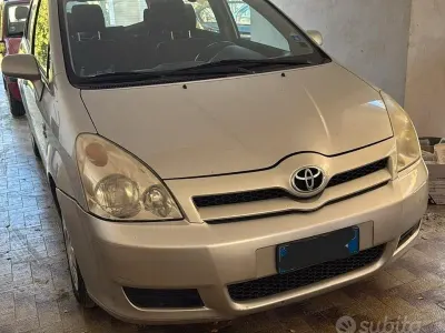 Usata Toyota Corolla Verso 116 CV (85 kW) 2004 Grigio Monovolume