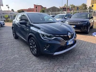Usata Renault Captur Techno 94 CV (69 kW) 2023 Blue marine SUV
