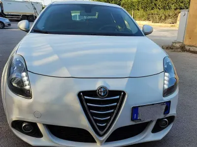 Usata Alfa Romeo Giulietta Distinctive 105 CV (77 kW) 2014 Bianco Utilitaria