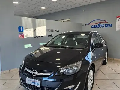 Usata Opel Astra 165 CV (121 kW) 2013 Nero Station wagon