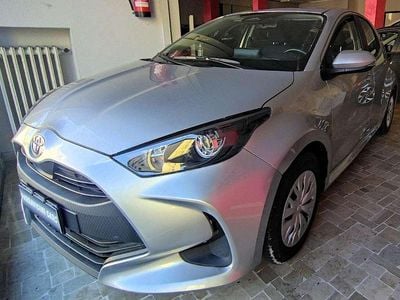 Usata Toyota Yaris Hybrid Active 92 CV (67 kW) 2025 Grigio metalizzato Berlina