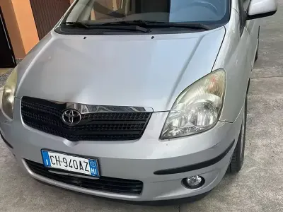 Usata Toyota Corolla Verso 110 CV (80 kW) 2003 Grigio Monovolume