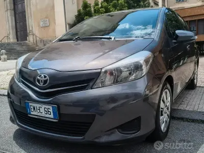 Usata Toyota Yaris Style 90 CV (66 kW) 2012 Grigio Utilitaria