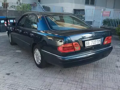 Usata Mercedes E250 150 CV (110 kW) 1999 Blu Berlina