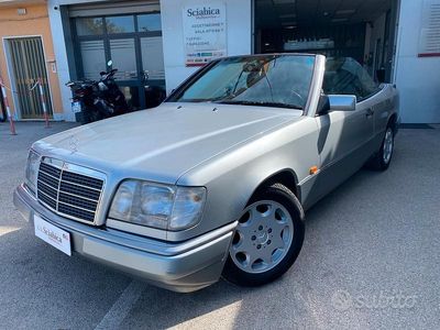 Usata Mercedes E200 136 CV (100 kW) 1994 Nero Cabrio
