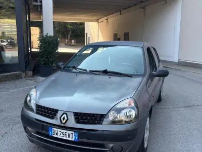 Usata Renault Clio II Expression 75 CV (55 kW) 2003 Marrone Berlina