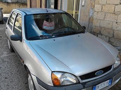Usata Ford Fiesta 75 CV (55 kW) 2000 Grigio Utilitaria