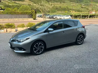 Usata Toyota Auris Hybrid Cool 99 CV (72 kW) 2016 Grigio Berlina
