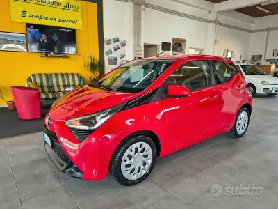 Usata Toyota Aygo Cool 72 CV (52 kW) 2019 Rosso Utilitaria