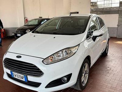 Usata Ford Fiesta 92 CV (67 kW) 2014 Bianco Utilitaria