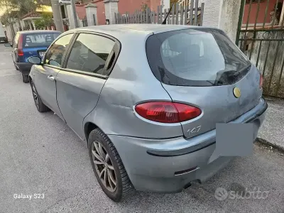 Usata Alfa Romeo 147 140 CV (102 kW) 2003 Bluazzurro Utilitaria