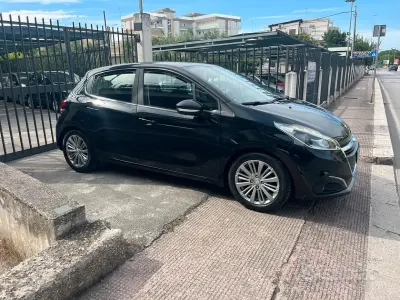 Usata Peugeot 208 75 CV (55 kW) 2015 Nero Utilitaria