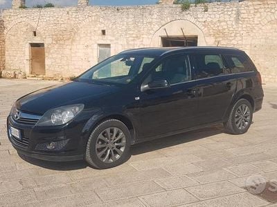 Usata Opel Astra 110 CV (80 kW) 2010 Nero Station wagon