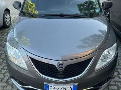 Usata Lancia Ypsilon Silver 69 CV (50 kW) 2018 Grigio Utilitaria