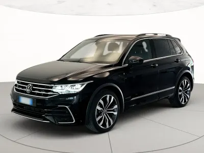 Usata VW Tiguan R-line 200 CV (147 kW) 2023 Deep black perlato SUV