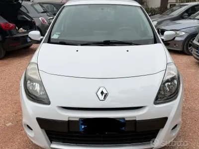 Usata Renault Clio II Dynamique 75 CV (55 kW) 2010 Bianco Berlina