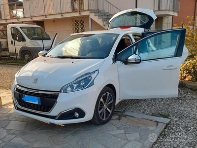 Begagnad Peugeot 208 Allure 75 HK (55 kW) 2016 Vit Halvkombi