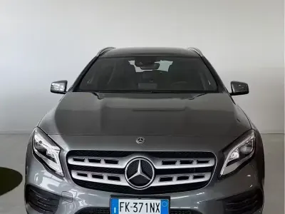 Usata Mercedes GLA200 Premium 156 CV (114 kW) 2017 Grigio SUV