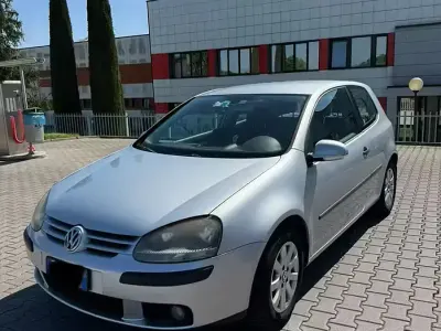 Begagnad VW Golf IV 2004 Grå Halvkombi
