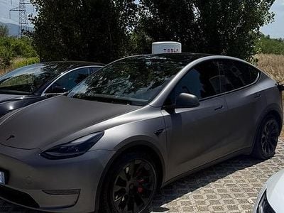 Usata Tesla Model Y 189 kW (258 CV) 2023 Grigio SUV
