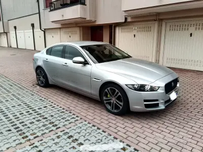 Usata Jaguar XE Portfolio 180 CV (132 kW) 2016 Grigio Berlina