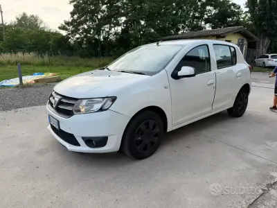 Usata Dacia Sandero Lauréate 72 CV (52 kW) 2013 Bianco Berlina