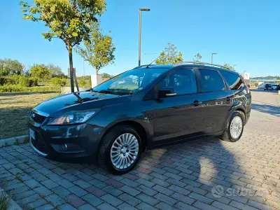 Käytetty Ford Focus Titanium 105 HP (77 kW) 2011 Harmaa Farmari