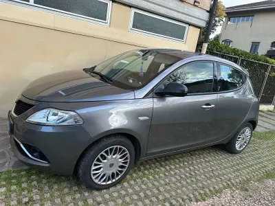 Usata Lancia Ypsilon Silver 69 CV (50 kW) 2017 Grigio Utilitaria