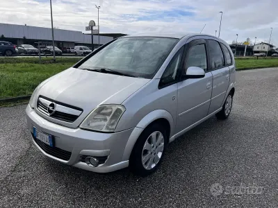 Usado Opel Meriva Cosmo 75 CV (55 kW) 2007 Gris Monovolumen