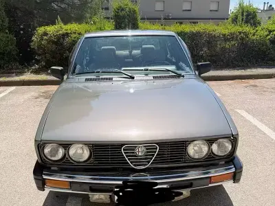 Usata Alfa Romeo Alfetta Quadrifoglio 130 CV (95 kW) 1984 Grigio Utilitaria