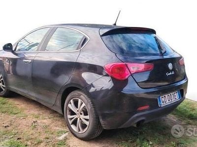Second-hand Alfa Romeo Giulietta Distinctive 105 CP (77 kW) 2011 Negru Hatchback