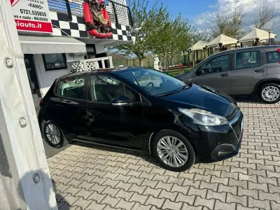 Usata Peugeot 208 Access 82 CV (60 kW) 2017 Nero Utilitaria