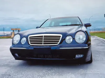 Usata Mercedes E270 170 CV (125 kW) 2001 Blu Berlina