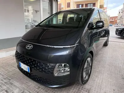 Käytetty Hyundai Staria 160 HP (117 kW) 2025 Harmaa Tila-auto