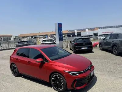 Nuova VW Golf VIII R-line Plus 116 CV (85 kW) 2026 Kings red met Berlina
