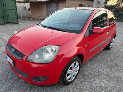 Usata Ford Fiesta Ghia 67 CV (49 kW) 2006 Rosso Utilitaria