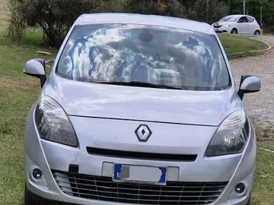Usata Renault Scénic III 110 CV (80 kW) 2010 Grigio Monovolume
