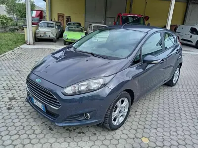 Usado Ford Fiesta Titanium 97 HP (71 kW) 2014 Cinzento Citadino