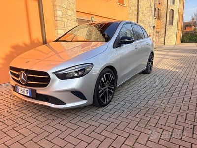 Usata Mercedes B200 150 CV (110 kW) 2019 Grigio Monovolume