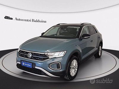 Usata VW T-Roc Life 110 CV (80 kW) 2022 Petroleum blue SUV