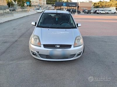 Usata Ford Fiesta 73 CV (53 kW) 2007 Grigio Utilitaria