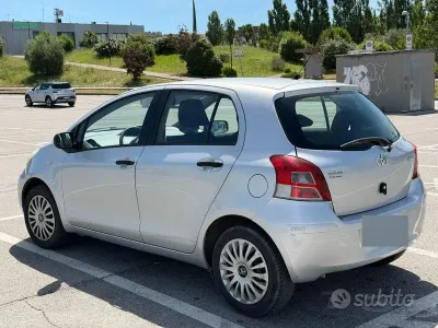 Usata Toyota Yaris 69 CV (50 kW) 2010 Grigio Utilitaria