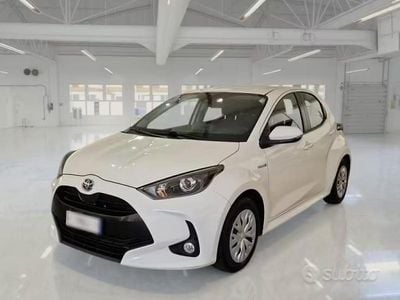 Usata Toyota Yaris Hybrid Business Edition 92 CV (67 kW) 2021 Bianco Berlina