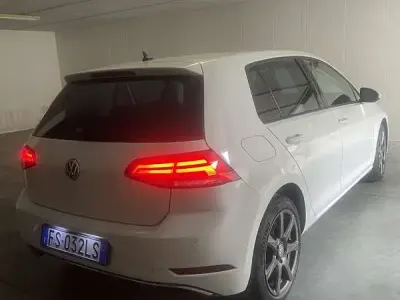 Usata VW Golf VII Highline 116 CV (85 kW) 2017 Berlina