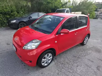 Usata Daihatsu Sirion 69 CV (50 kW) 2011 Rosso Utilitaria
