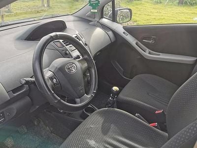 Usata Toyota Yaris 90 CV (66 kW) 2011 Grigio Berlina
