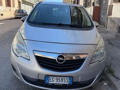 Usata Opel Meriva 95 CV (69 kW) 2011 Argento Monovolume