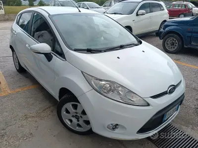 Usata Ford Fiesta 97 CV (71 kW) 2010 Bianco Berlina