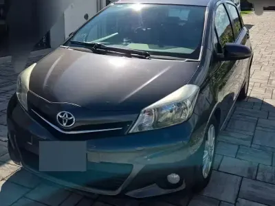 Usata Toyota Yaris 90 CV (66 kW) 2012 Grigio Utilitaria