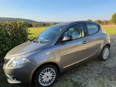 Usata Lancia Ypsilon Silver 69 CV (50 kW) 2017 Grigio Utilitaria